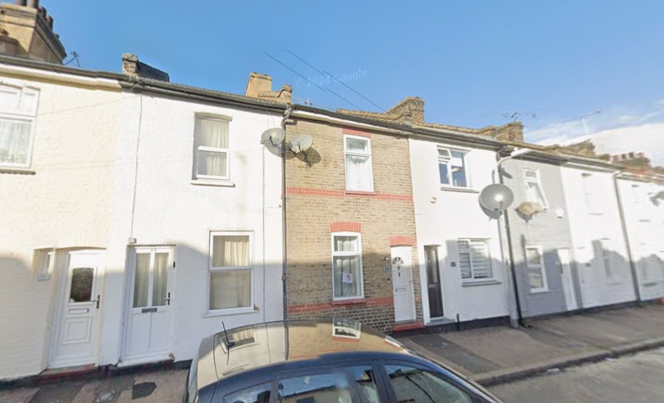 Guide Price £270,000 - £290,000  Inviting 2-Bed Home in Gravesend, Excellent Transport Links