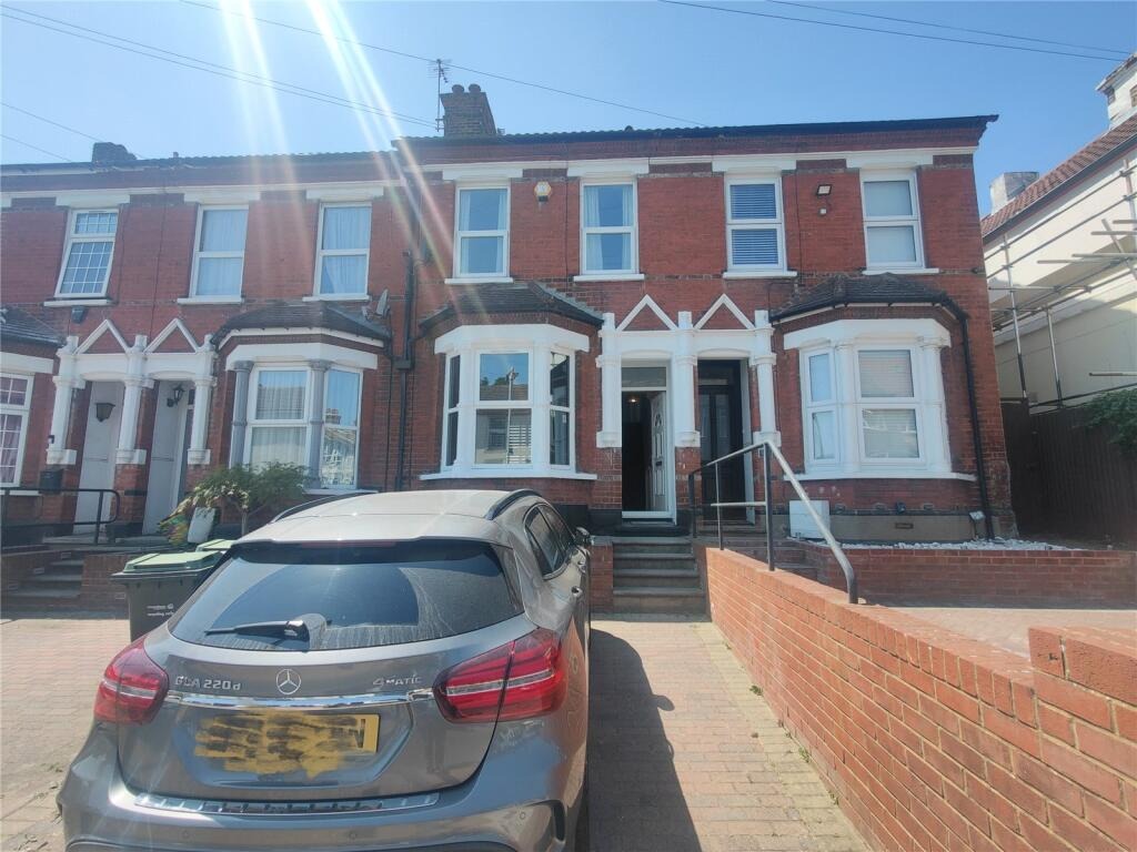 GUIDE PRICE £400,000 - £425,000 Charming 4-Bed Victorian Terrace with Garden & Driveway