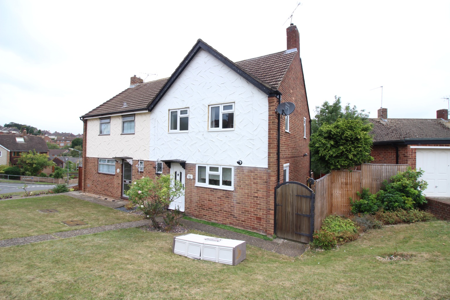 GUIDE PRICE £315,000 - £325,000 Charming 3-Bed Semi-Detached Home with No Forward Chain