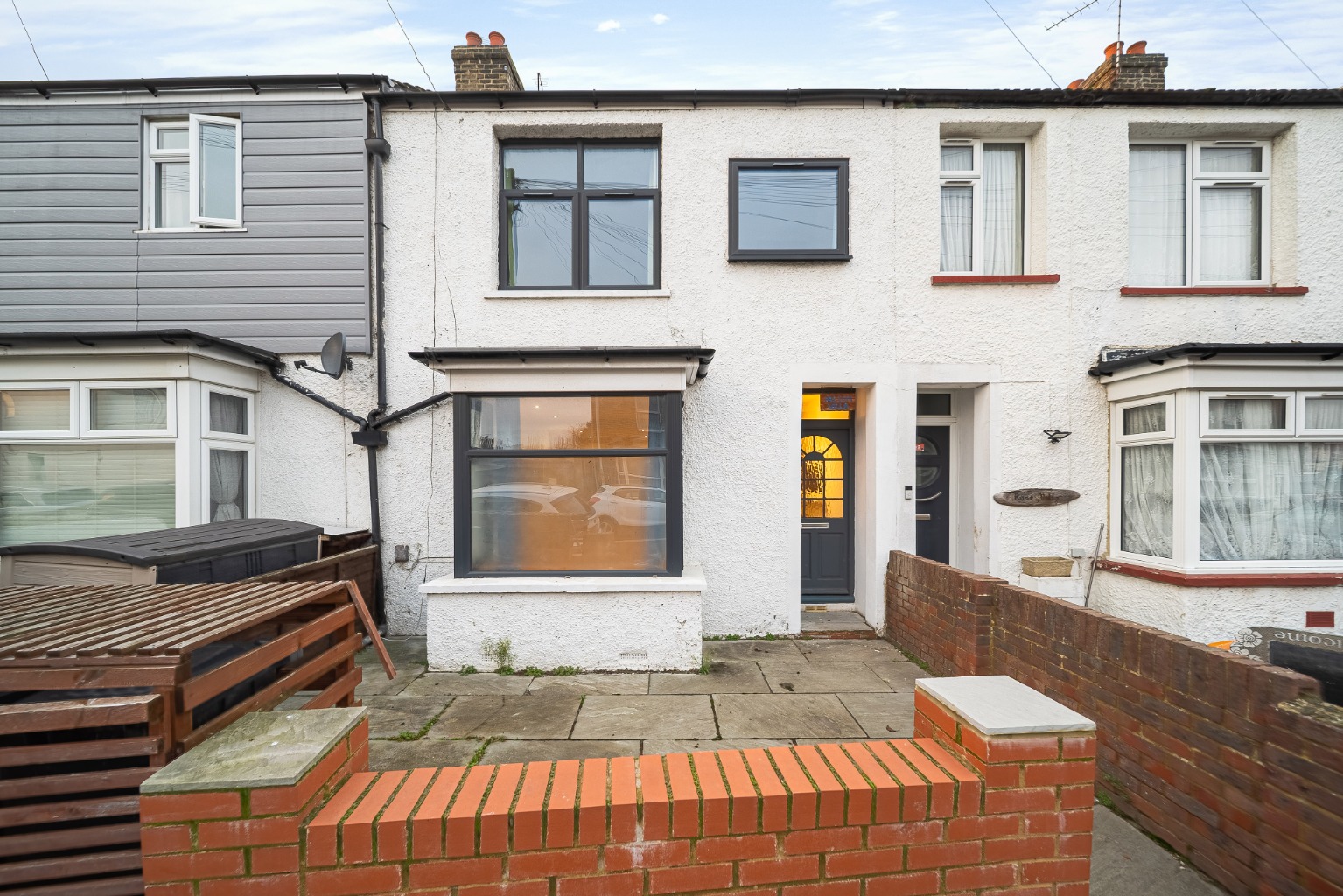 Guide Price £300,000 - £350,000 Guide Price £300,000 - £350,000