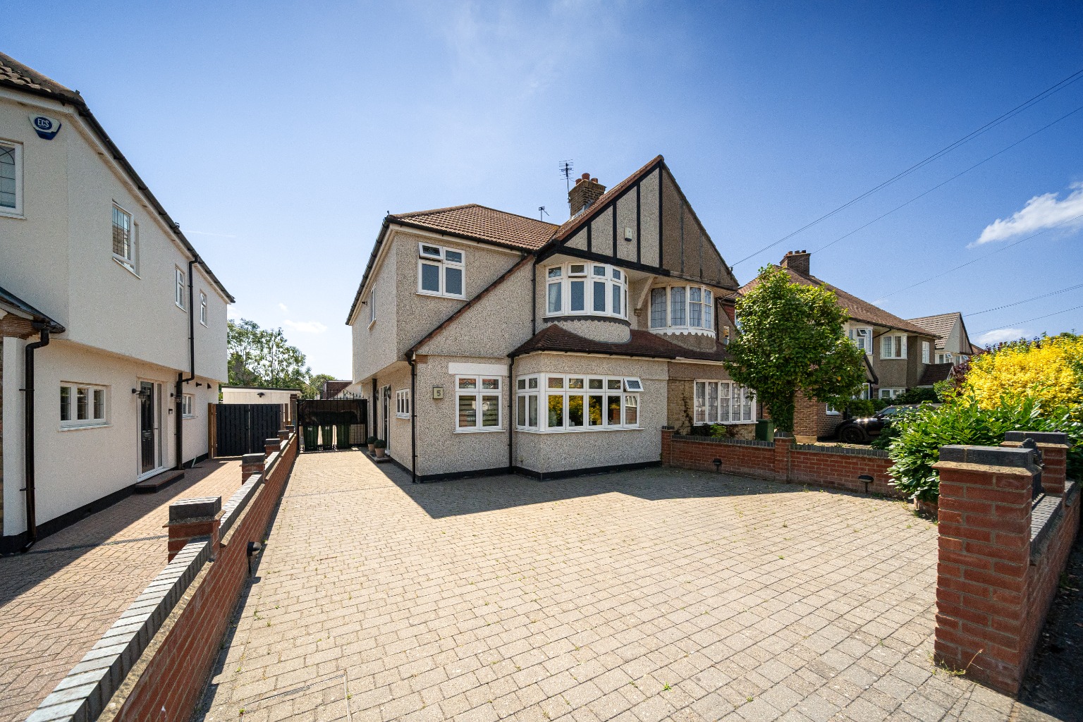 Guide Price: £700,000 - £725,000 Guide Price: £700,000 - £725,000