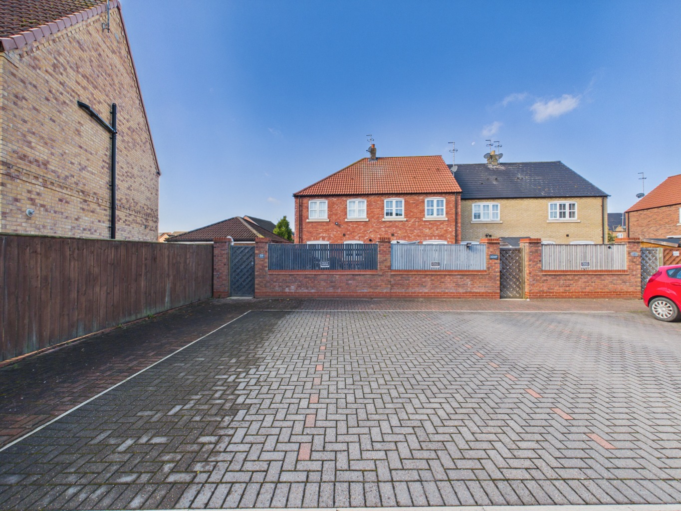 Hamlet Drive, Kingswood, Hull, East Riding of Yorkshire, HU7 3FG