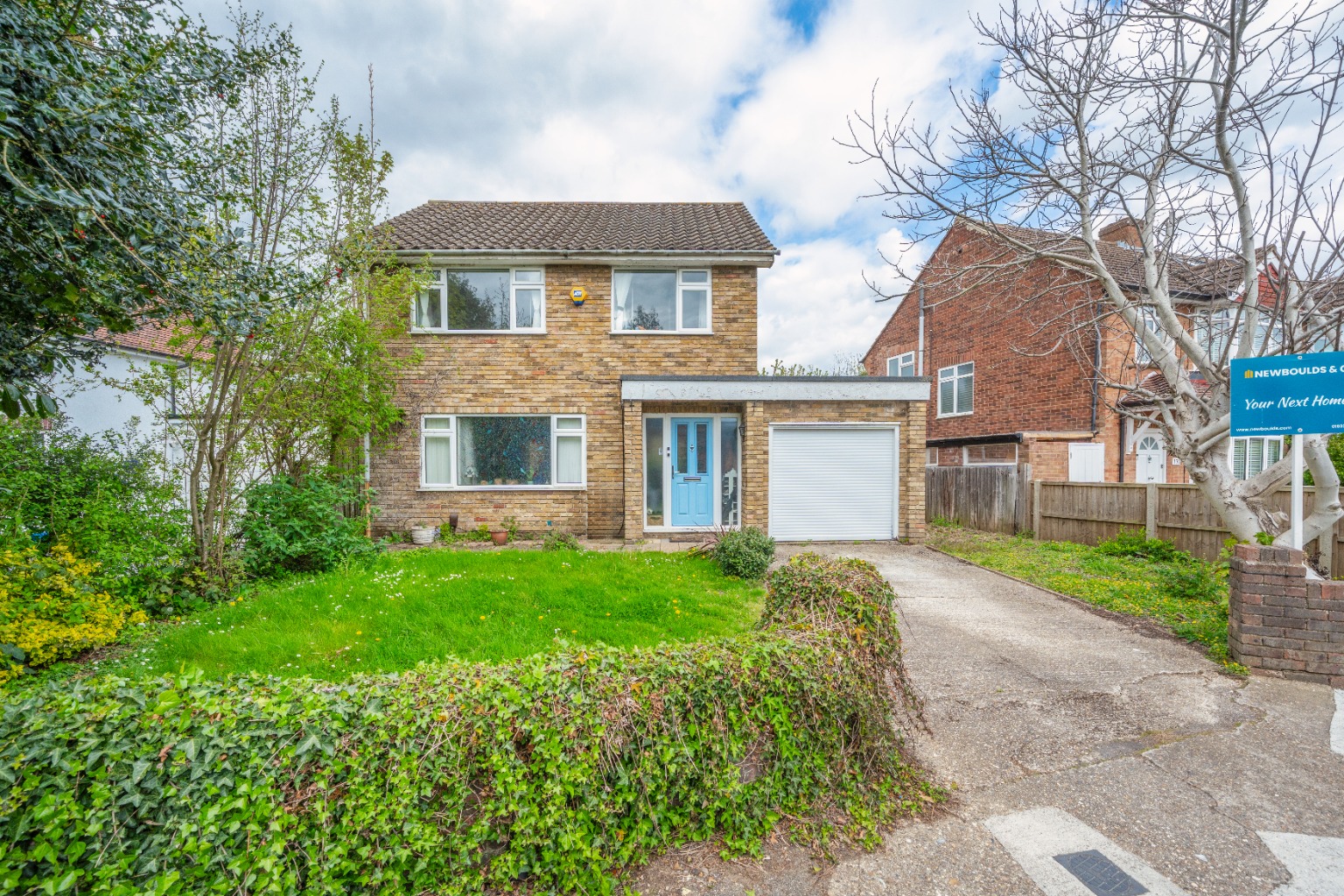 Detached Three Bedroom Home in Shepperton with Extension Potential (stpp)