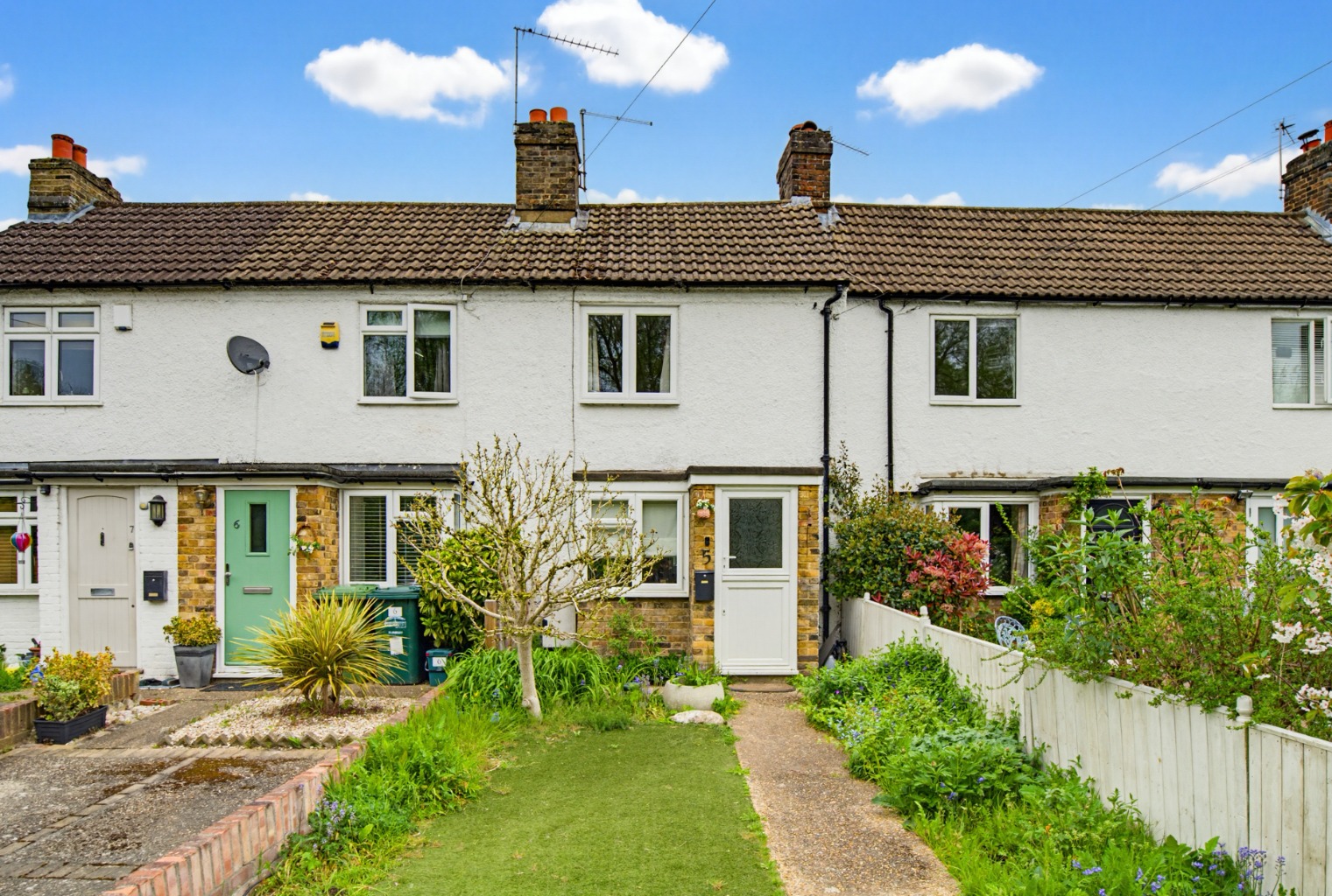 Charming 2 Bedroom Home in Heart of Shepperton