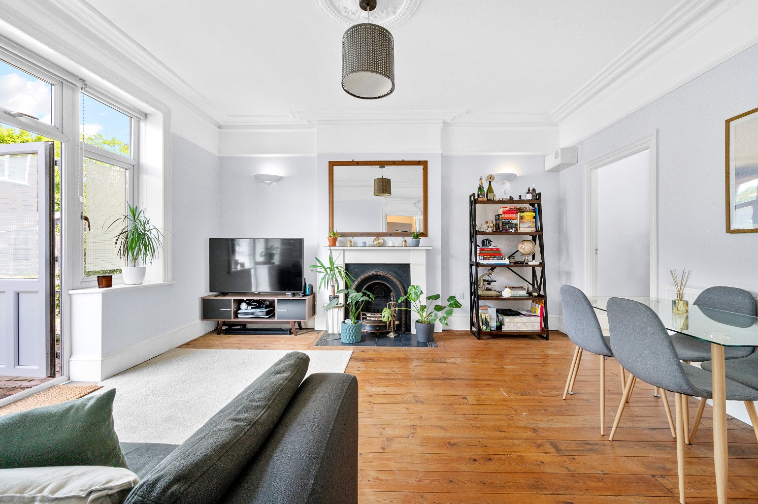 Beautiful Period Apartment Within Walking Distance to Shepperton High Street