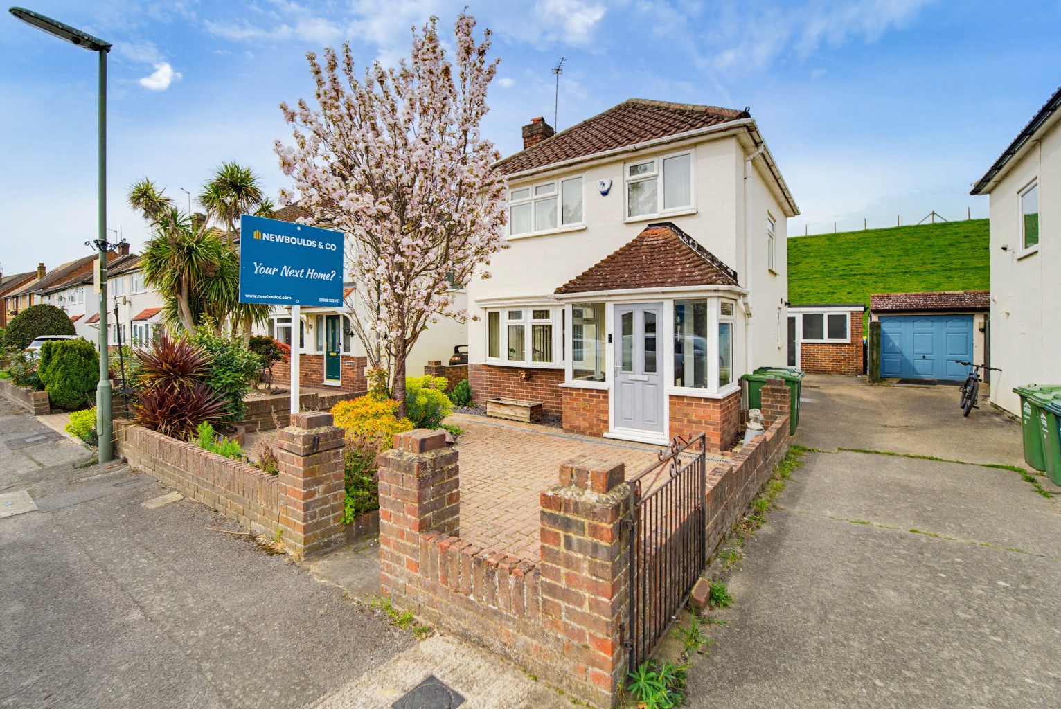 Detached Shepperton Home with West Facing Garden, No Onward Chain
