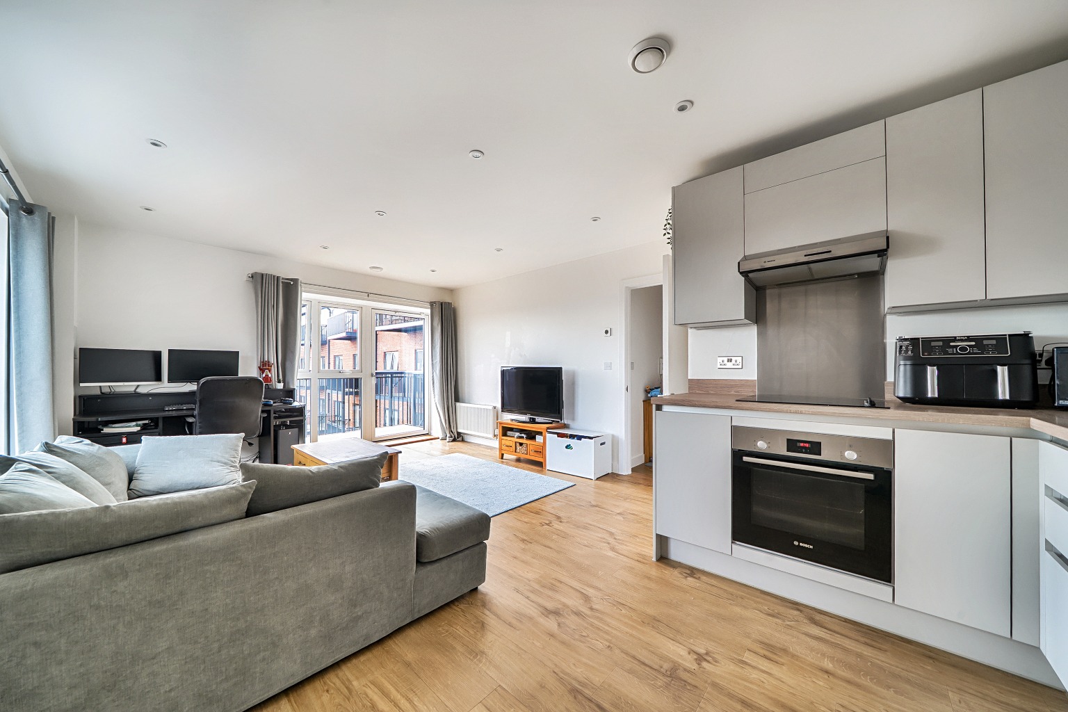 Modern Third Floor Apartment with Balcony and Secure Parking in Ashford Town Centre