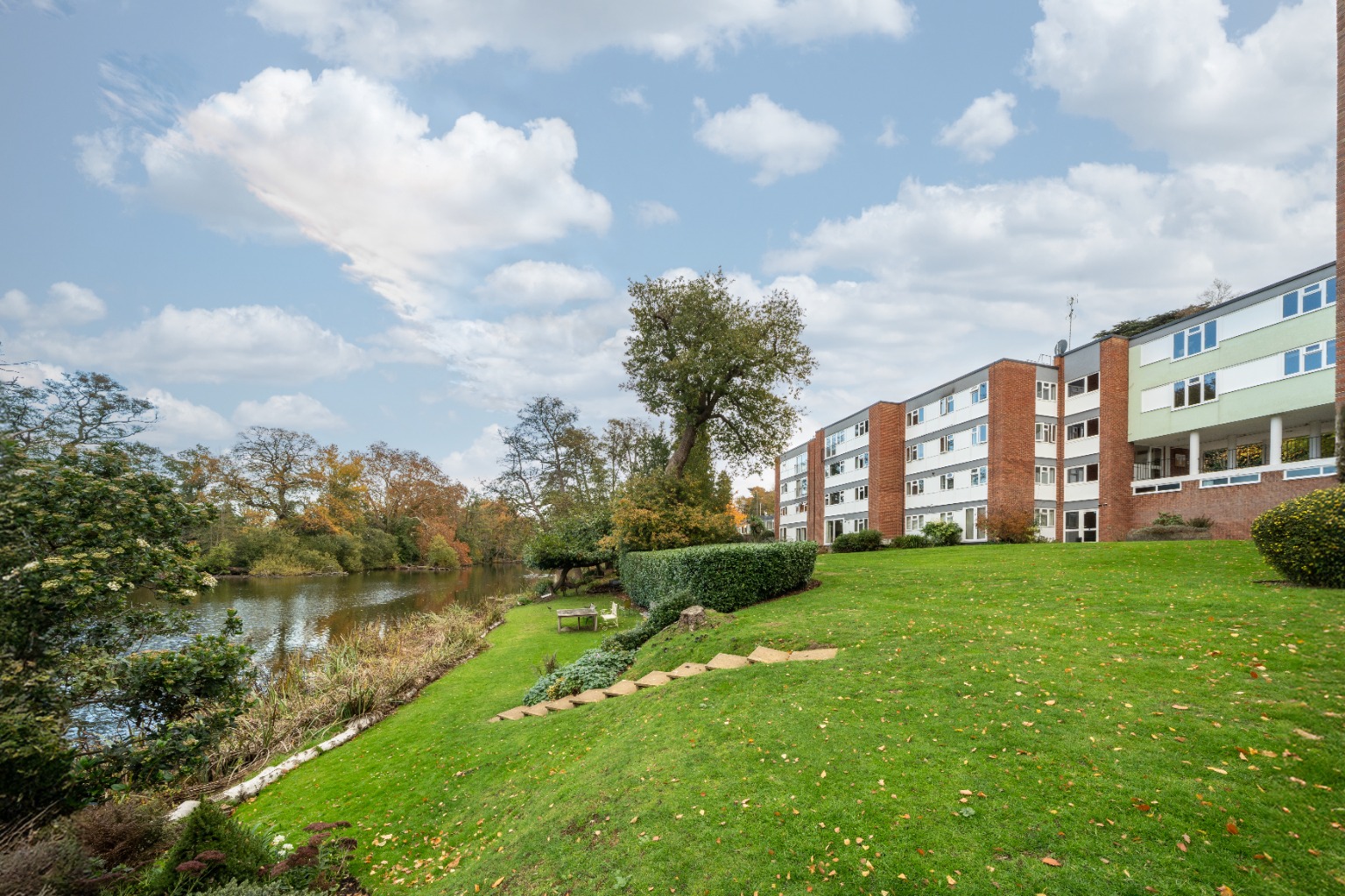 One Bedroom Apartment with Garage in Peaceful Weybridge
