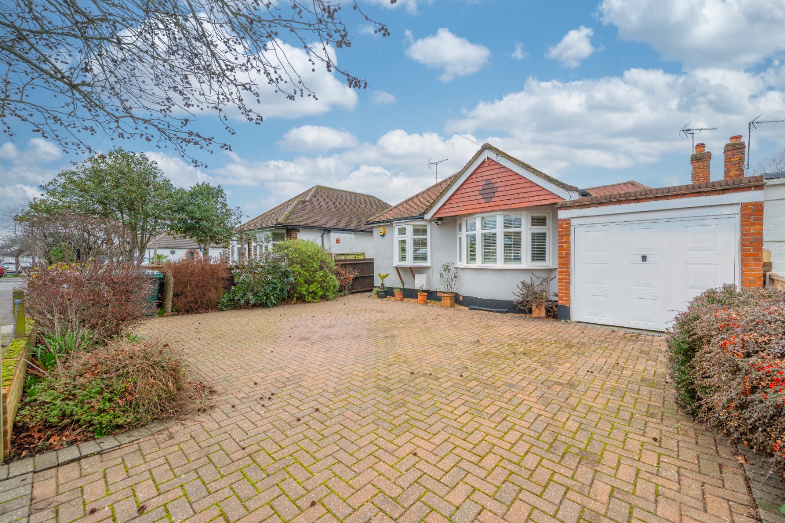 Extended Shepperton Bungalow, Moments from High Street & Station
