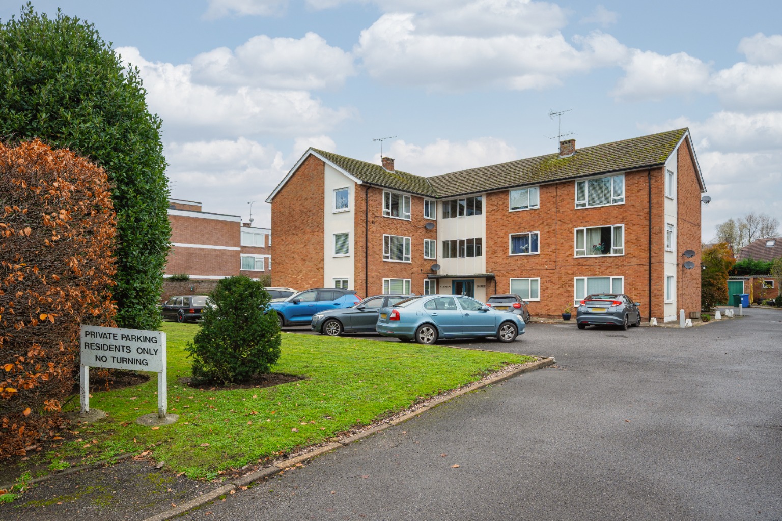Ground Floor Apartment with Garage and Communal Grounds in Old Shepperton