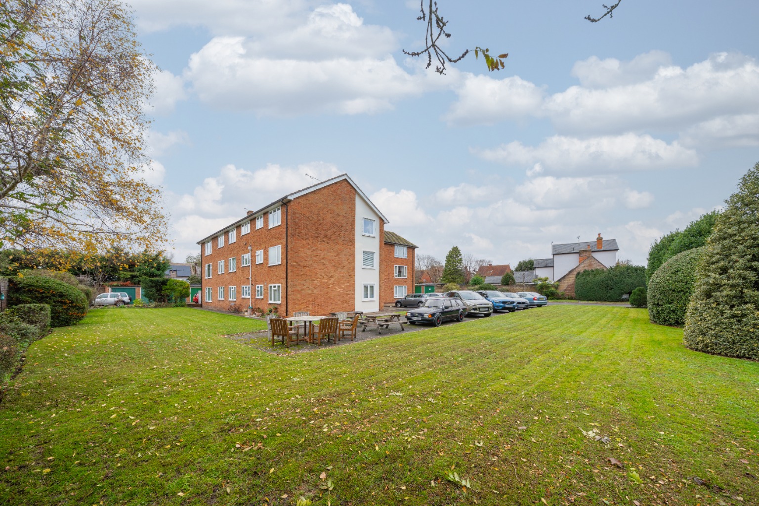 Ground Floor Apartment with Garage and Communal Grounds in Old Shepperton