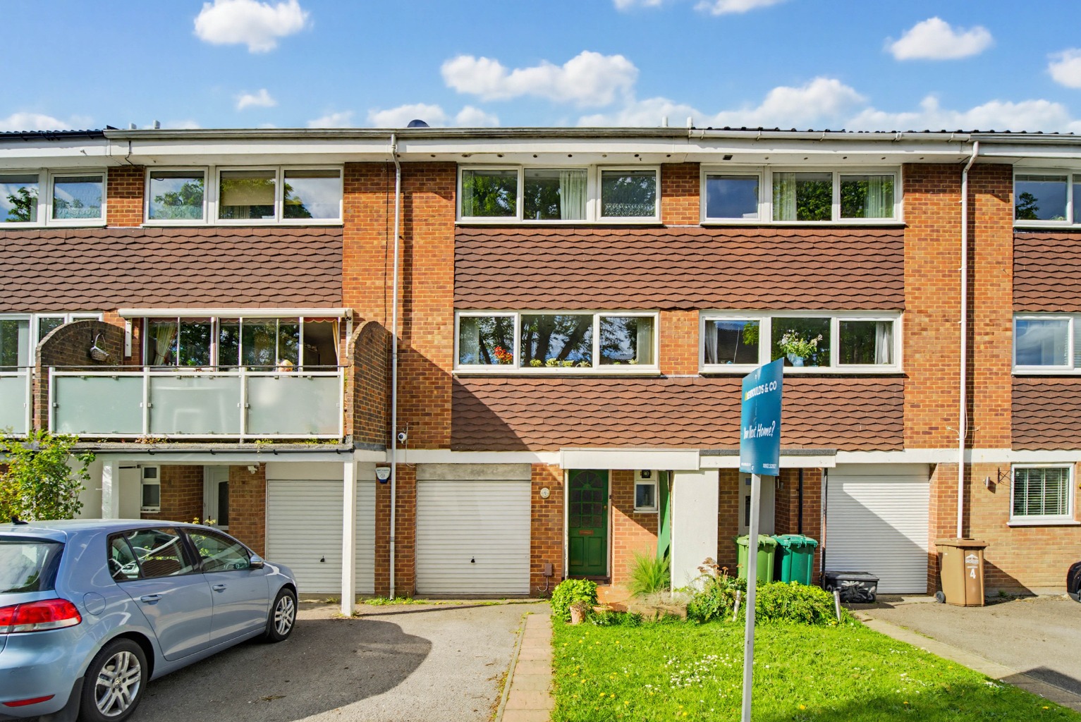 Three/Four Bedroom 1279sq ft townhouse in central Shepperton with no onward chain.