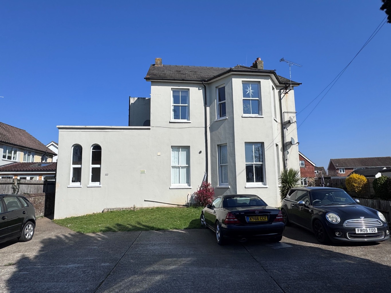 Immaculate First Floor Apartment Near High Street & Station