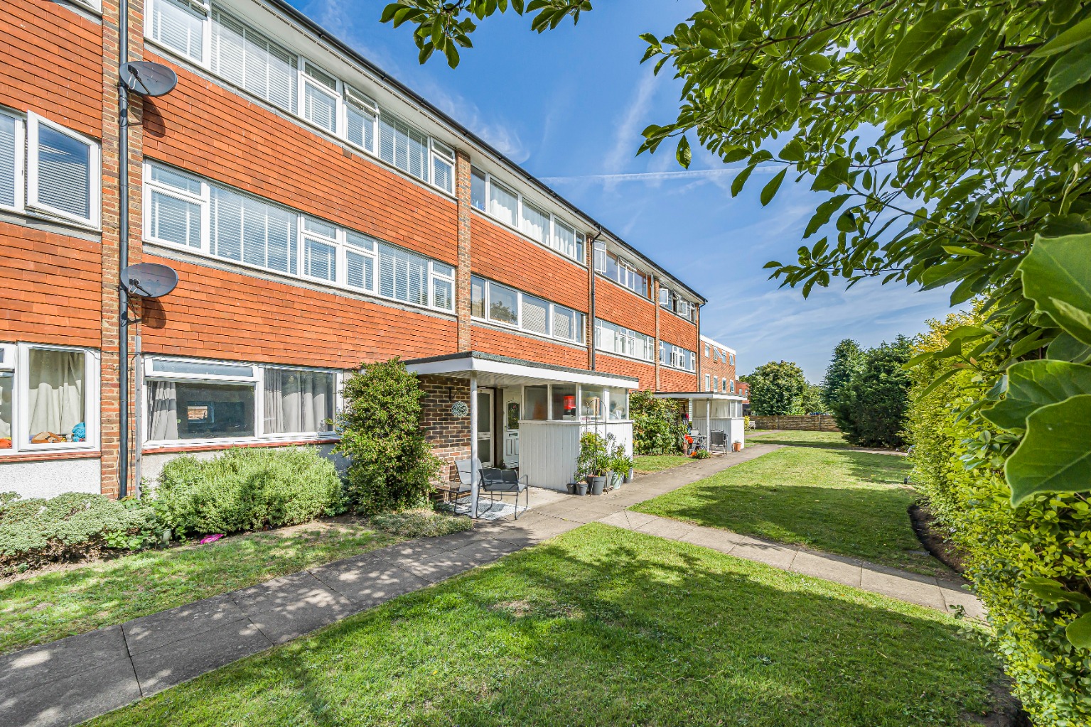 Two-Bedroom Maisonette in Shepperton with Private Entrance