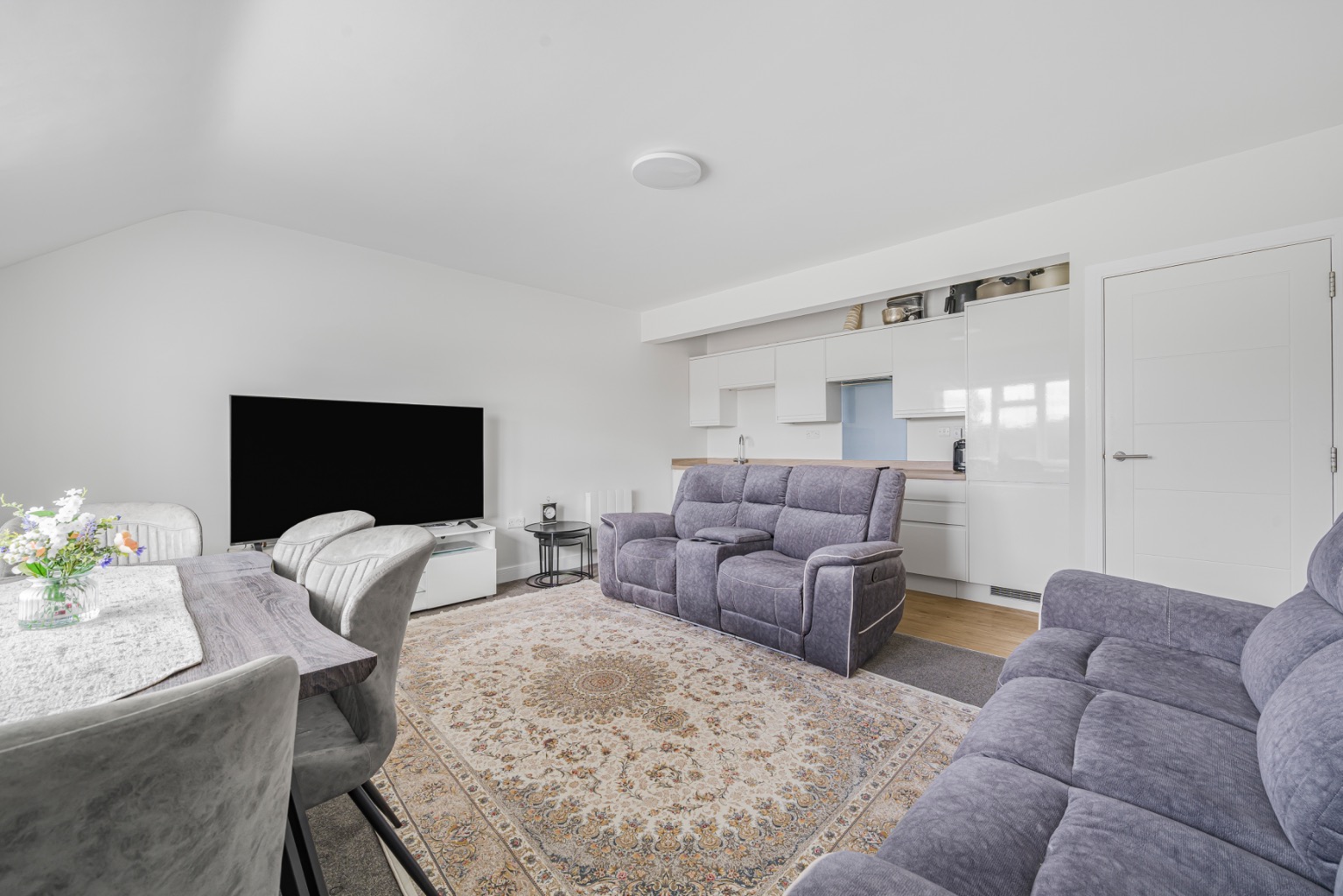 Modern First Floor Maisonette with Allocated Parking in Sunbury and No chain