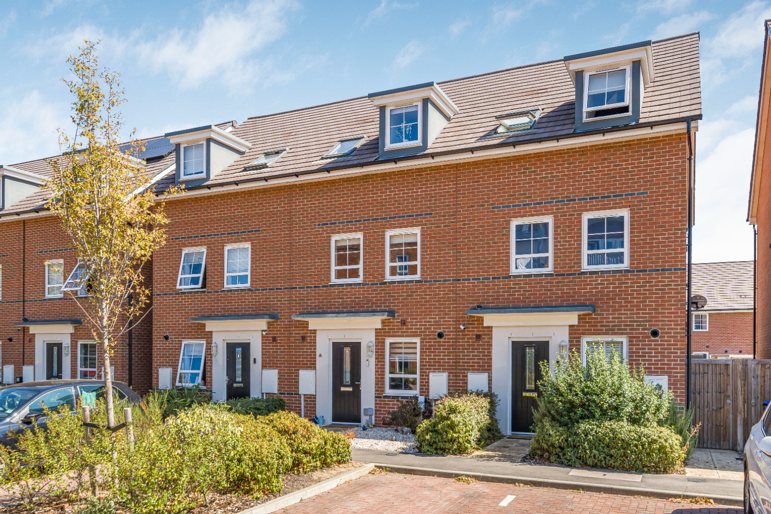 Modern 3-Double Bedroom Home in Chertsey, Built 2022, Near Station