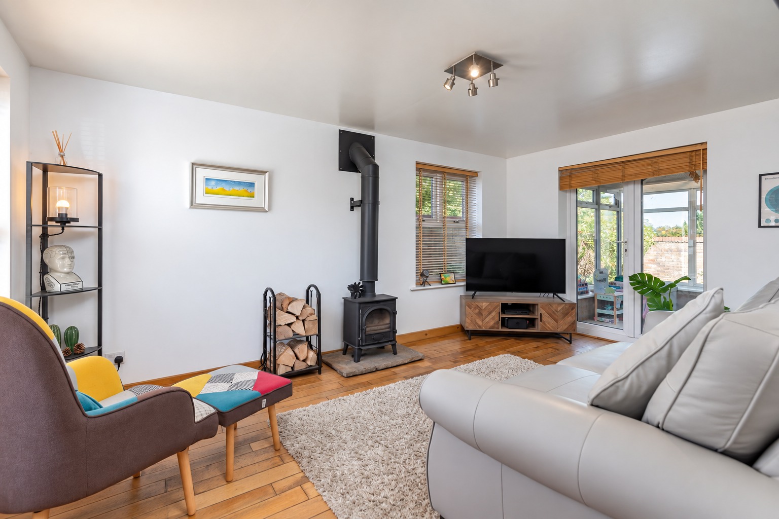 DETACHED FAMILY HOME  GARAGE & DRIVE  TWO BATHROOMS  OPEN-PLAN KITCHEN/DINER