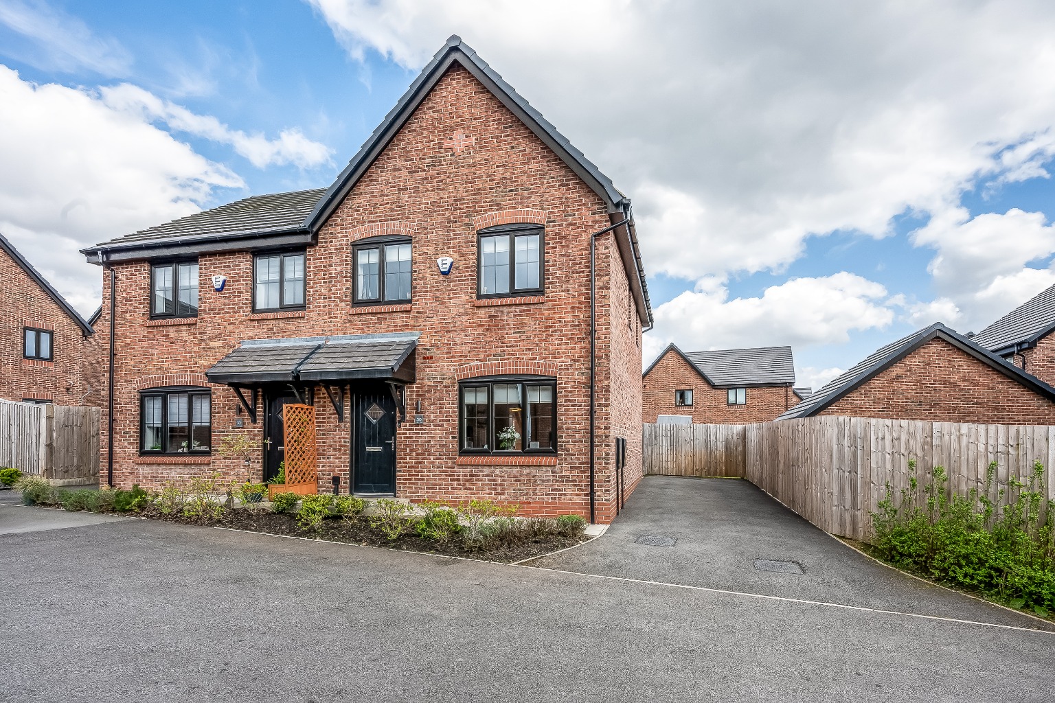 Stylish Modern 3-Bed Semi In Lostock Close To Middlebrook