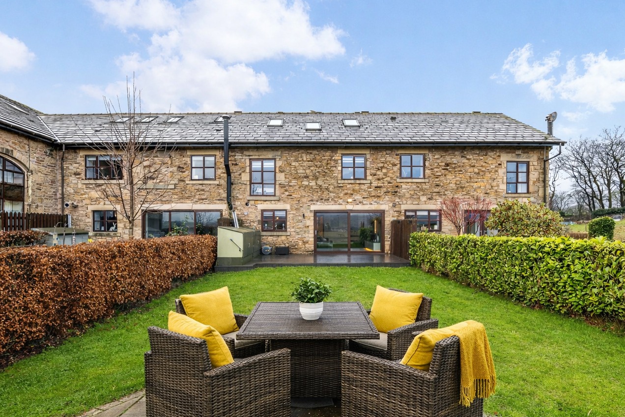 Stylish 4-Bed Mews Conversion In Peaceful Gated Courtyard With Stunning Rural Views