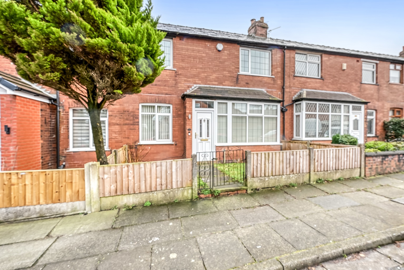A 2-Bed Stylish Bay-Fronted Mid Terrace Opposite Bowling Green, Smithills