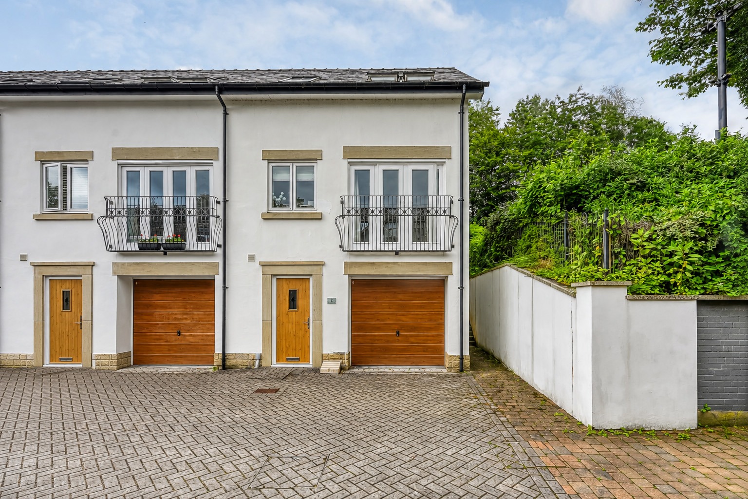 A Beautifully Presented 4-Bed  End Townhouse with Flexible Living Across Three Floors In Smithills