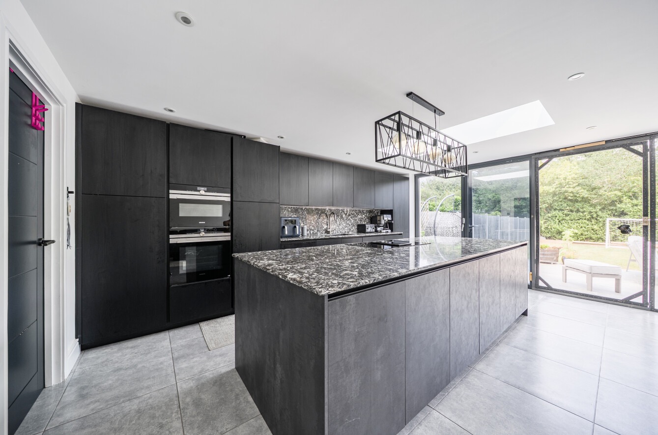 Ultra modern 3-Bed Bungalow with Open-Plan Living in Betchworth