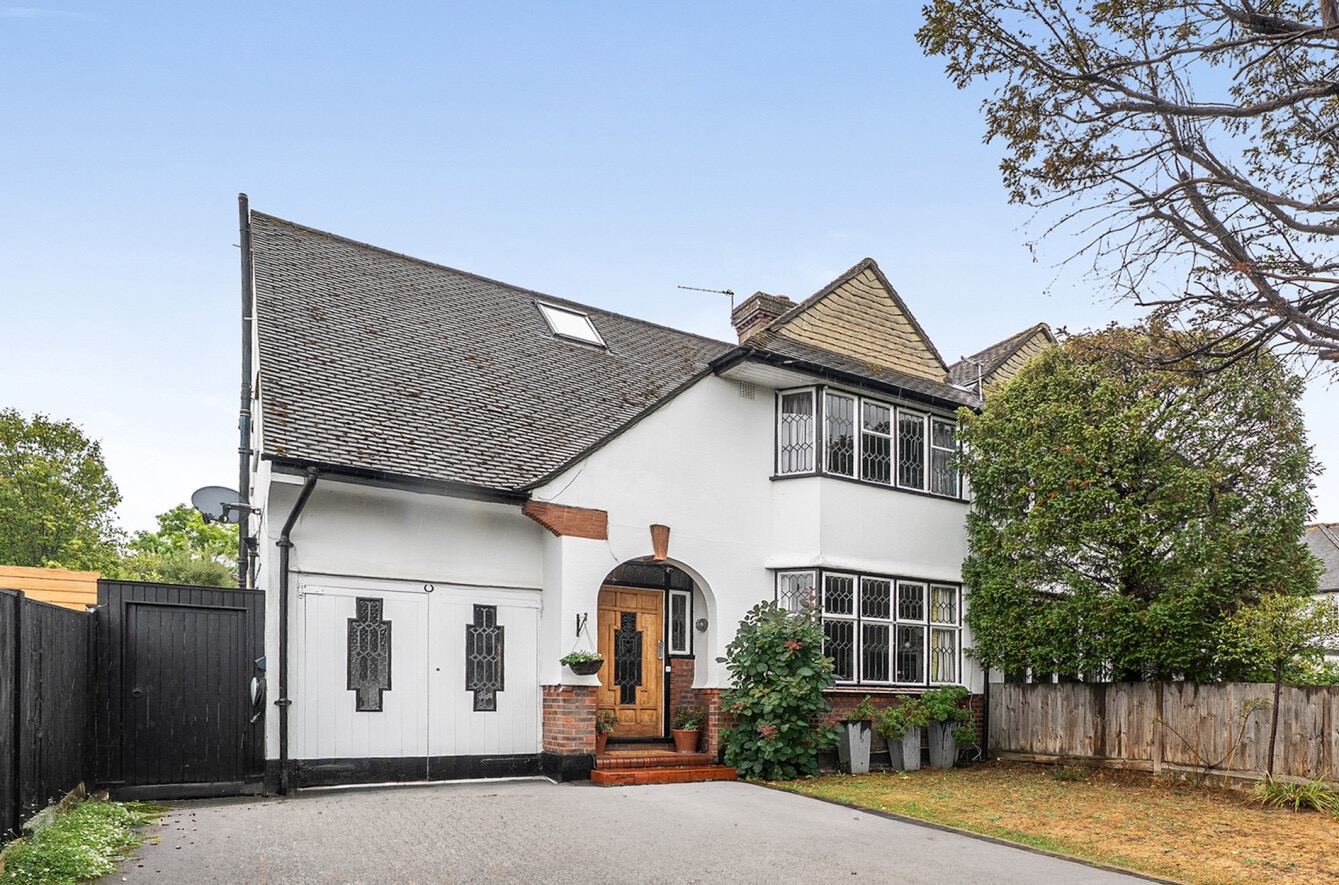 Exquisite 4-Bed Family Home in Thames Ditton