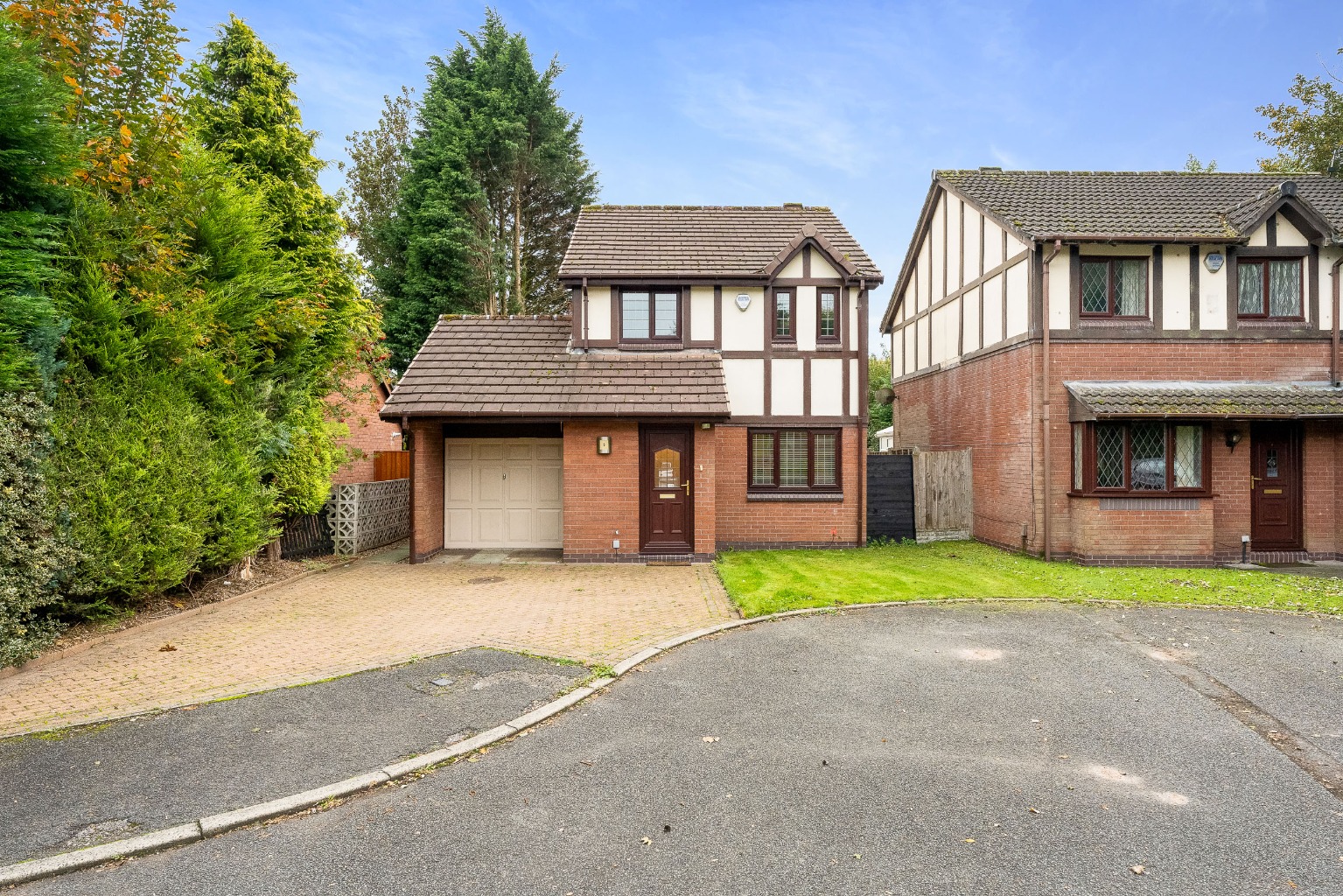 Beautiful 3-Bedroom Detached Family Home with Driveway, Garage & Conservatory in BL2