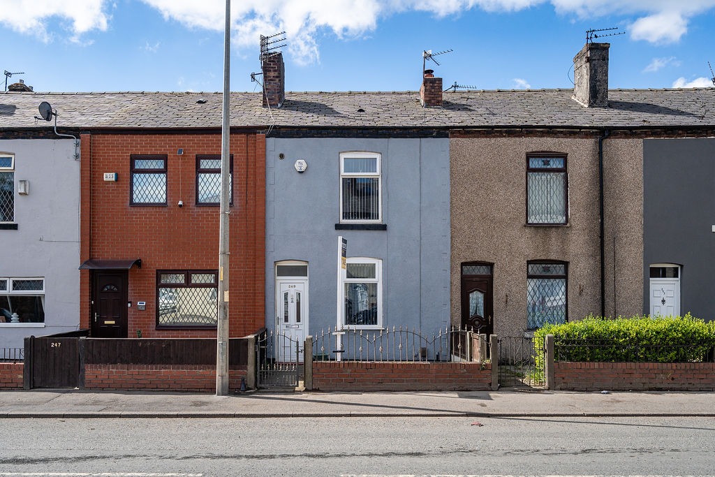 Modern 2 Bedroom Terrace in Little Hulton with Ensuite and Parking