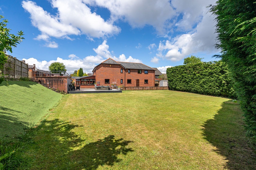 Spacious 6-Bedroom Detached Home with Double Garage on Thorn Lea, Atherton