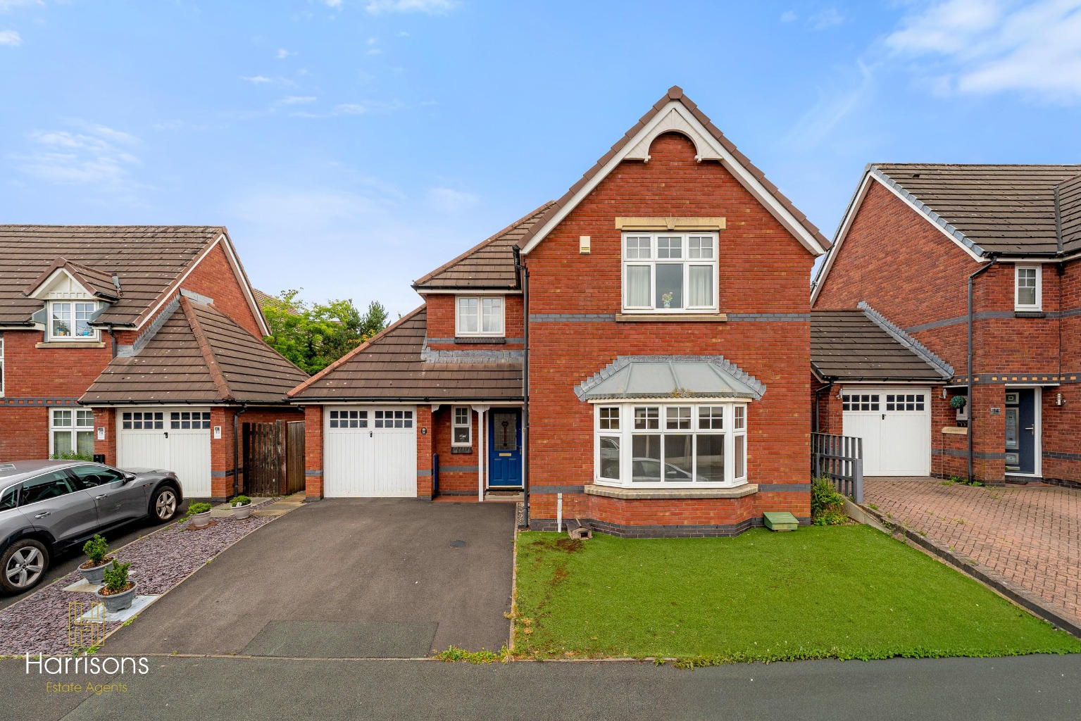 Beautifully Presented Four Bedroom Detached Home with Garage & Landscaped Garden