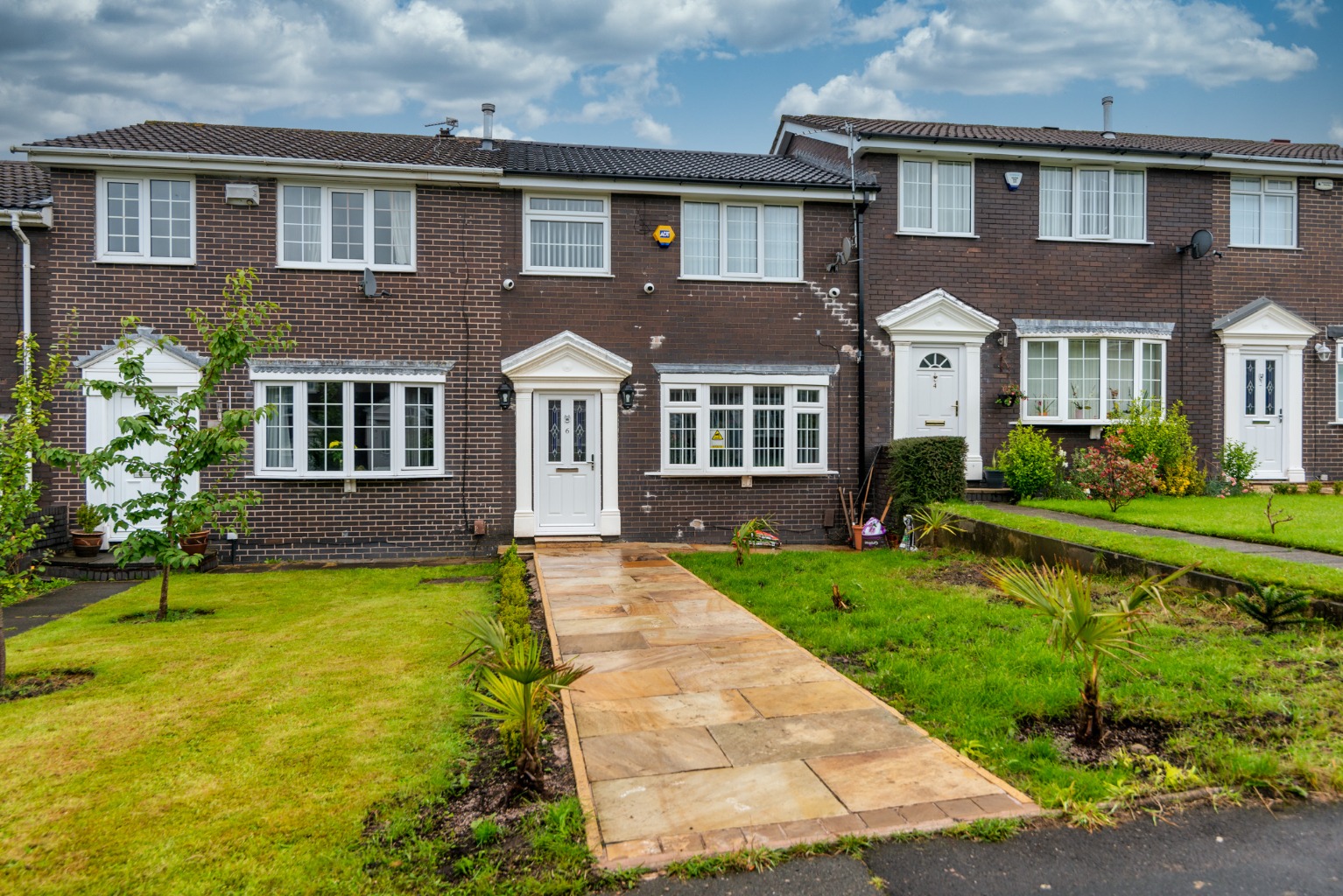 Modern Three Bedroom Family Home with En Suite, Driveway & Excellent Transport Links