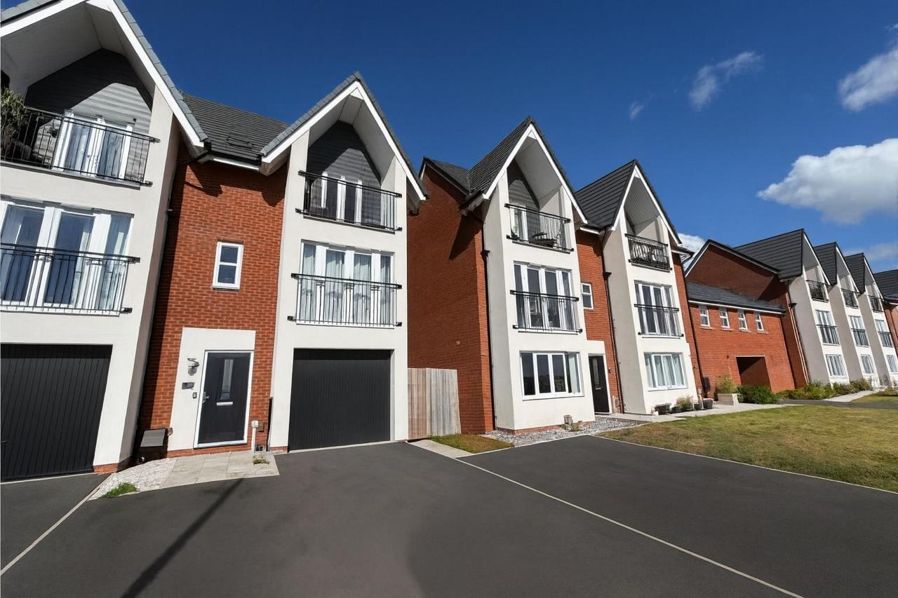 Spacious Five-Bedroom Terraced Home in Southport with Garden and No Chain Spacious Five-Bedroom Terraced Home in Southport with Garden and No Chain