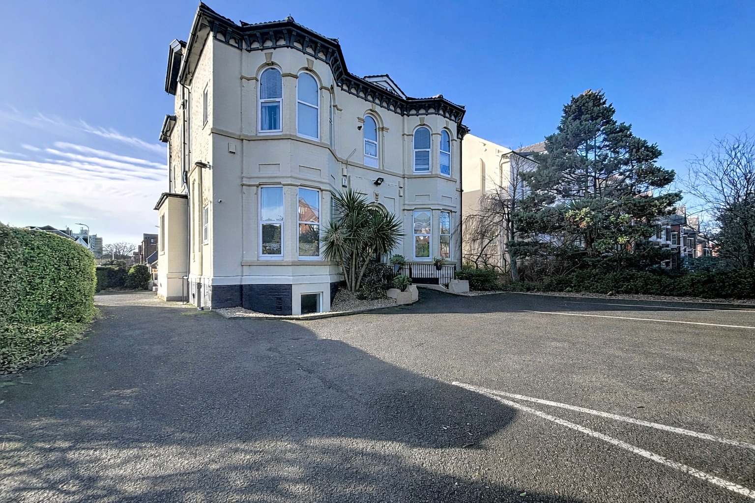 Stylish Ground Floor Apartment with Private Courtyard, Southport