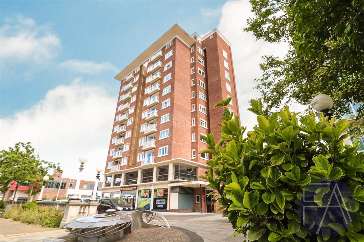 Stylish 2-Bed Fourth Floor Apartment with Balcony, Lord Street