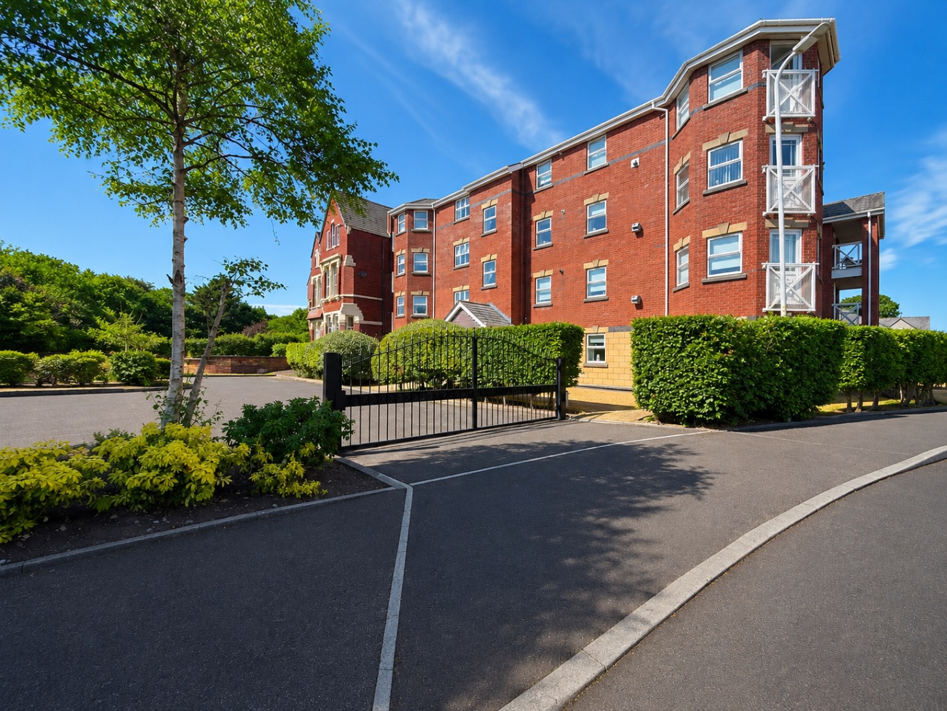 Stylish 2-Bed Apartment with Sun Terrace & Parking in Birkdale