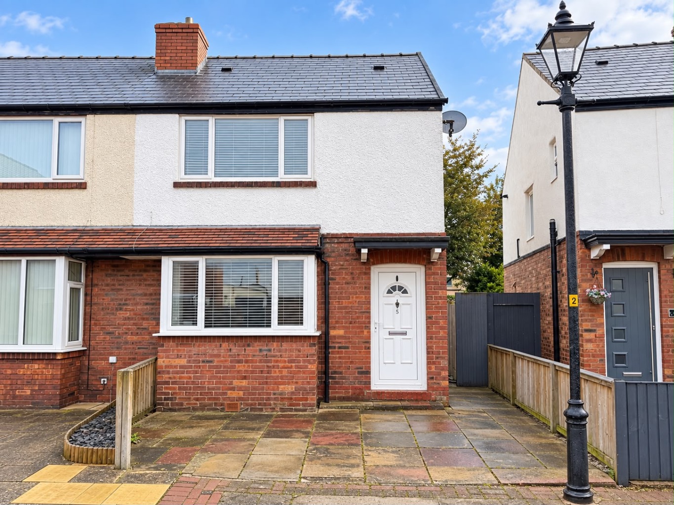 Charming 2-Bed House with Loft Room & Sun Room in Matlock Crescent