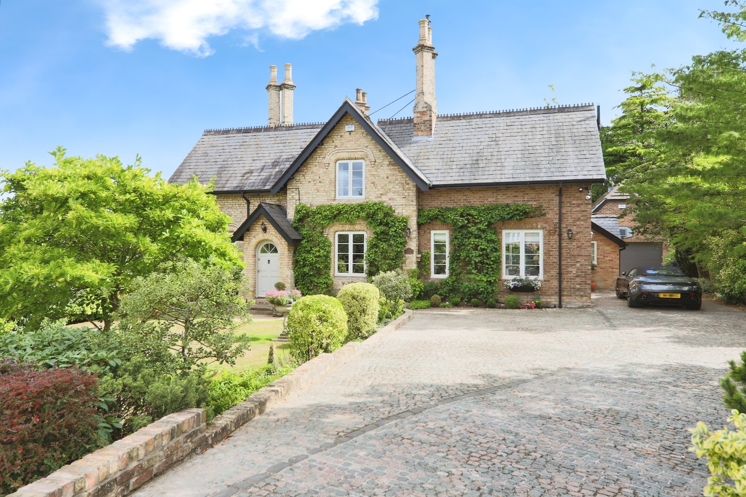 Greenstiles Lane, Swanland, North Ferriby, HU14 3NH INVITING OFFERS BETWEEN £1,200,000 - £1,400,000