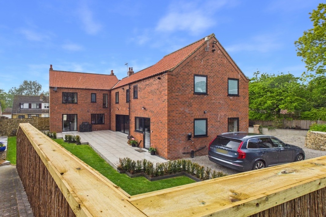 South Newbald Road, North Newbald, York, YO43 4SX INVITING OFFERS BETWEEN £750,000- £800,000