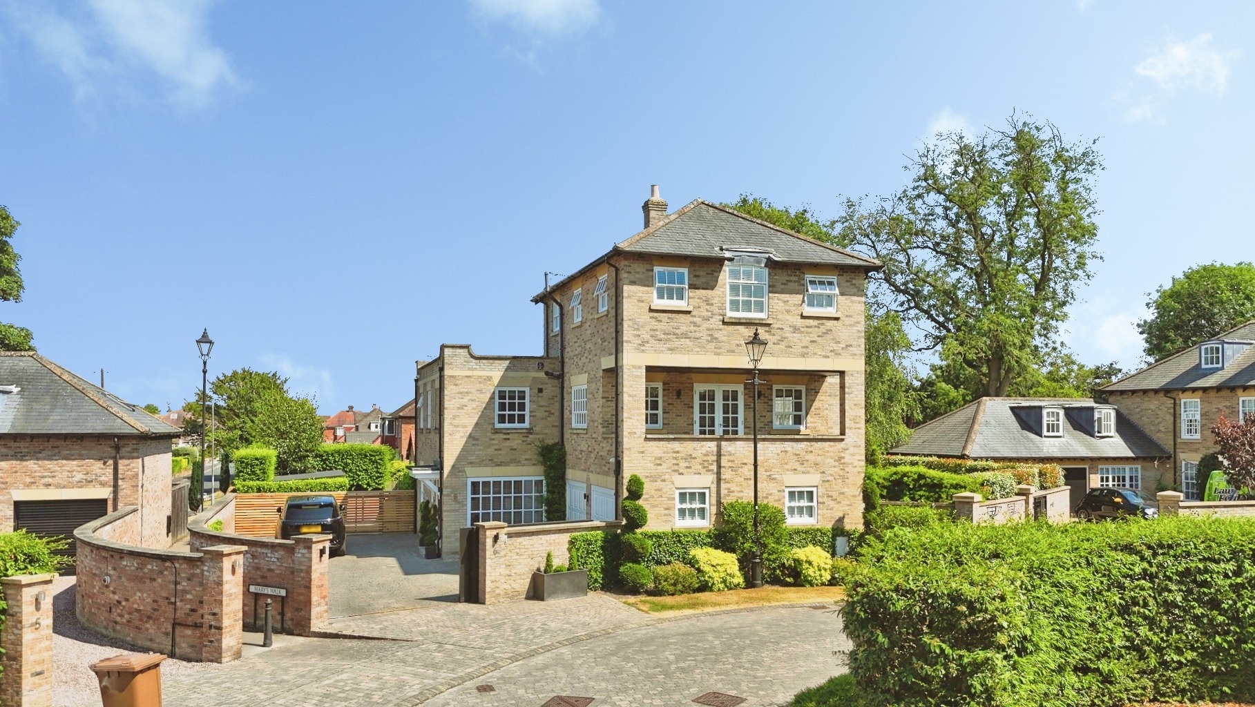 6 The Square, Anlaby House Estate, Beverley Road, Anlaby INVITING OFFERS BETWEEN £820,000-£860,000