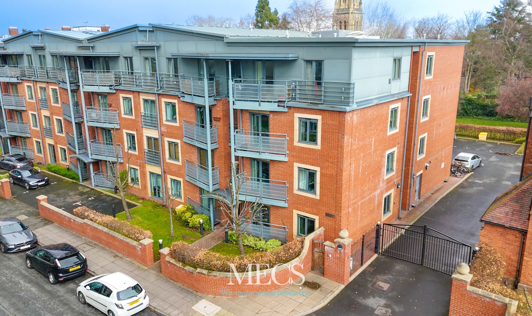 Just off Hagley Road is this spacious ground floor apartment is an ideal opportunity for a buy to le