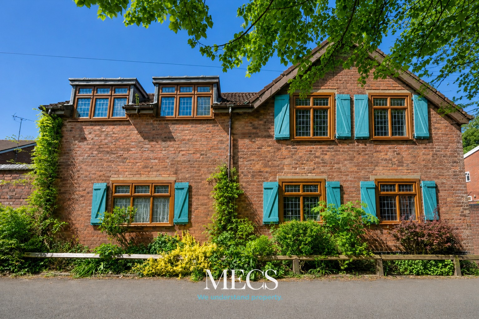 A beautifully presented 3 bedroom detached property, located in Moseley