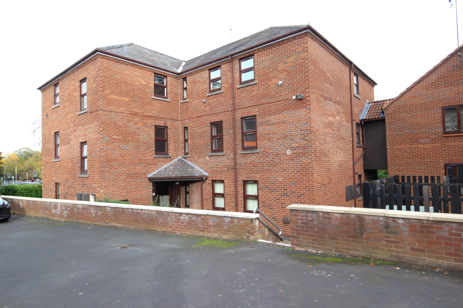 Superb Two-Bedroom First Floor Flat: Ideal First Home or Investment Opportunity in Worcester