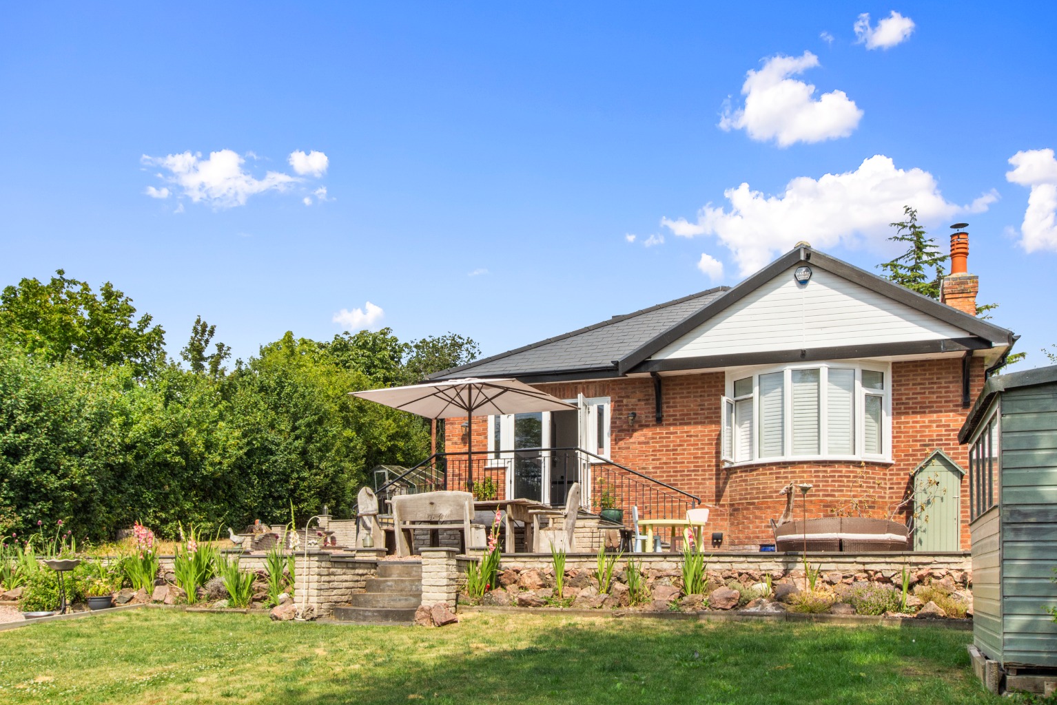 Detached 4-Bed Bungalow in Worcester with Countryside Views Detached 4-Bed Bungalow in Worcester with Countryside Views