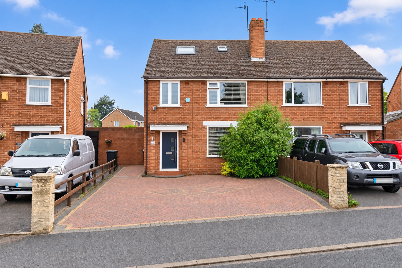 Spacious 5-Bed Semi-Detached Home with Versatile Summer House