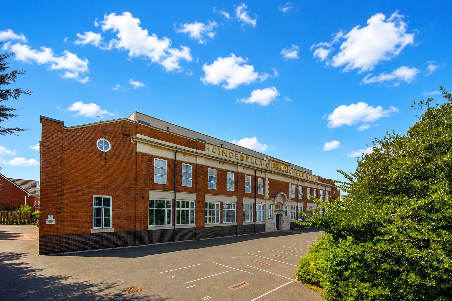 Modern 2-Bed Ground Floor Apartment in Cinderella Court, Worcester Modern 2-Bed Ground Floor Apartment in Cinderella Court, Worcester
