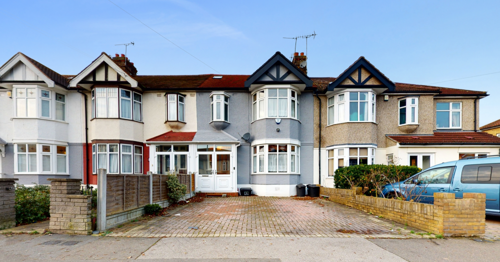 FOR SALE:  5 bedroom home in Woodford with off street parking! OIRO £750,000