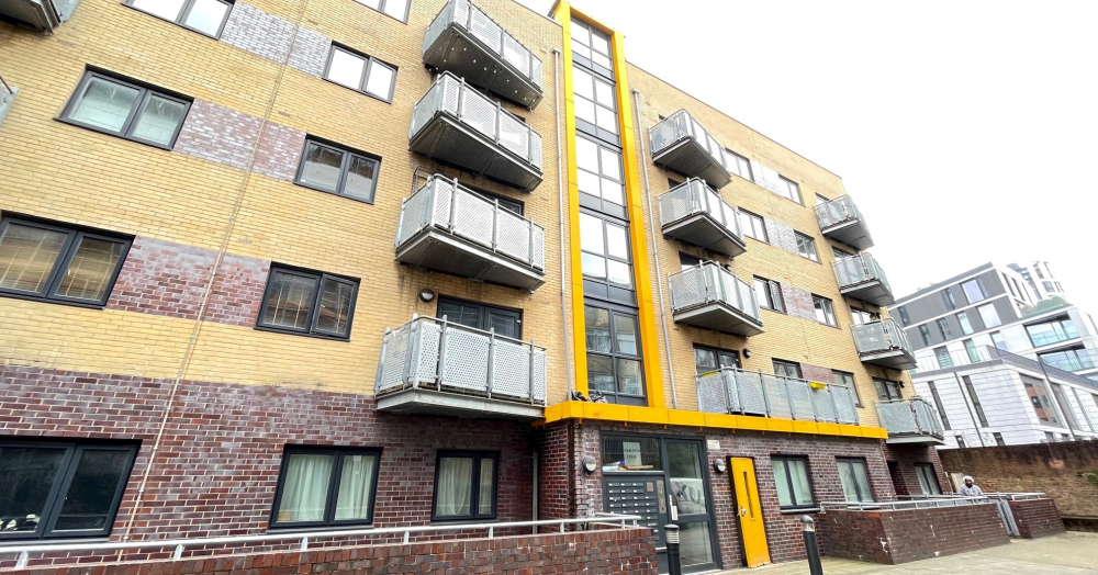 TO LET: Spacious 1 bedroom apartment with balcony! 10 min walk to Old Street!