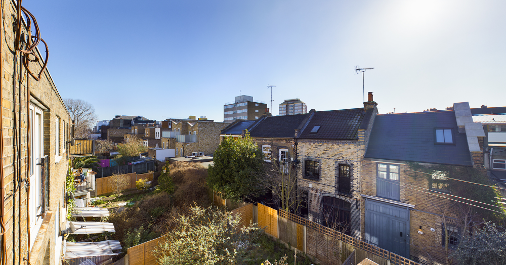 FOR SALE: Chain free 2 double bedroom flat with balcony! 5 minute walk to Bethnal Green tube!