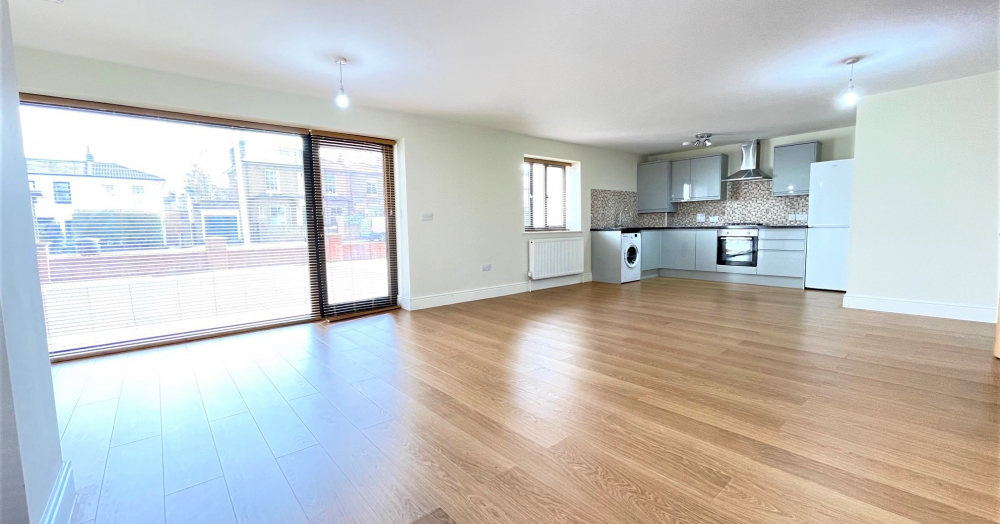 TO LET: Large two DOUBLE bedroom apartment in Wanstead, E11